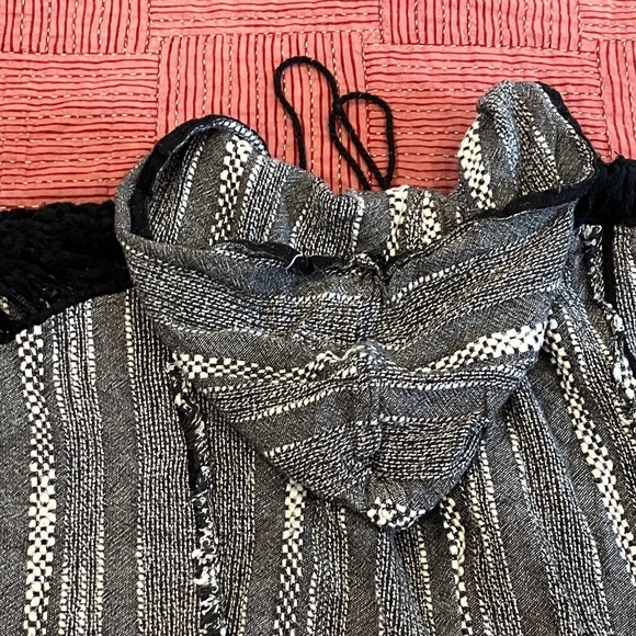 Free People women’s size medium (fits on the bigger side) Textured Knit Poncho - Picture 14 of 14